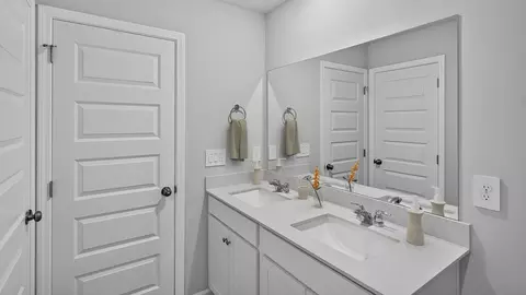 Bath - 32 Gulfstream Dr, Lagrange, GA 30241 photo 2 of 5