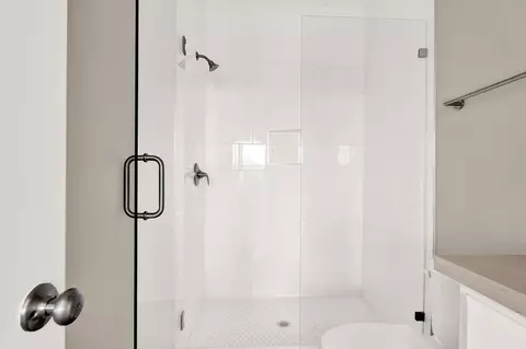 Bath - 5421 St Leo Dr, Laredo, TX 78046 photo 2 of 4