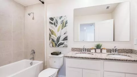 Bath - 804 SW 80th Way, Gainesville, FL 32608 photo 2 of 3