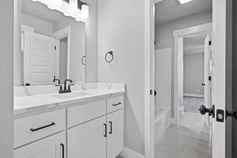 Bath - 101 W Seminole St, Strafford, MO 65757 photo 5 of 12