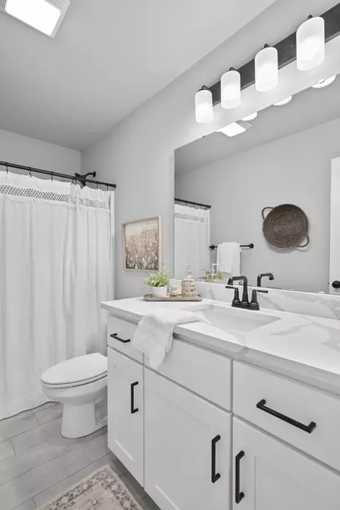 Bath - 101 W Seminole St, Strafford, MO 65757 photo 11 of 12