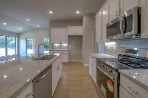 Kitchen - 25490 84th St, Lenexa, KS 66227 photo 3 of 8