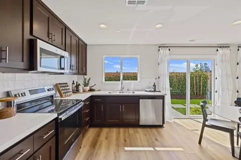 Kitchen - 484 Anthology St, Turlock, CA 95380 photo 4 of 9