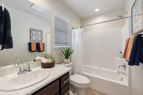 Bath - 484 Anthology St, Turlock, CA 95380 photo 2 of 4