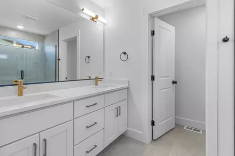 Bath - 551 S Rivergate Dr, Logan, UT 84321 photo 2 of 4