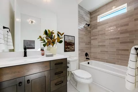 Bath - 563 N Morehouse Ave, Eagle, ID 83616 photo 5 of 6