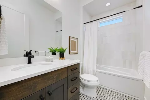 Bath - 563 N Morehouse Ave, Eagle, ID 83616 photo 6 of 6
