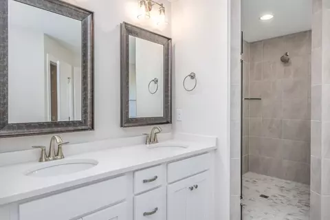 Bath - 127 Laurel Branch Dr, Dothan, AL 36305 photo 1 of 6