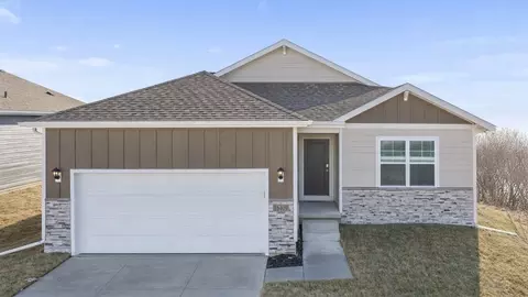 5434 Fenwick St, Bellevue, NE 68133