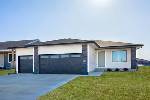 1047 NW Yorktown Dr, Waukee, IA 50263