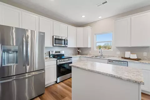 Kitchen - Arrowhead Dr, Piqua, OH 45356 photo 7 of 11
