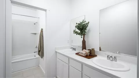Bath - 1176 Romy St, Galt, CA 95632 photo 2 of 4