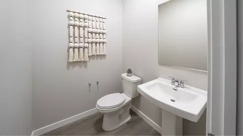 Bath - 1176 Romy St, Galt, CA 95632 photo 3 of 4