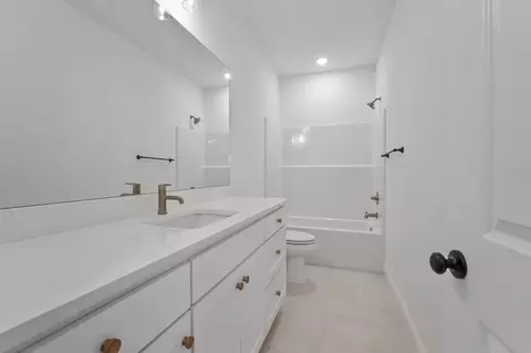 Bath - 419 Fox Trl, Springdale, AR 72762 photo 3 of 4