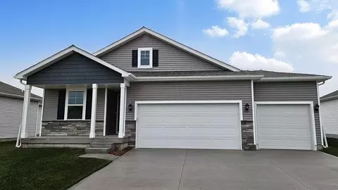 2872 Grassland Ct, Hiawatha, IA 52233