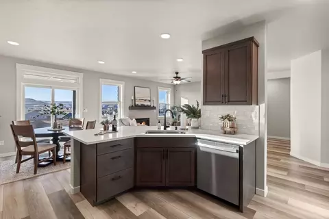 Kitchen - 130 Blantons Lp, Grandview, WA 98930 photo 3 of 4
