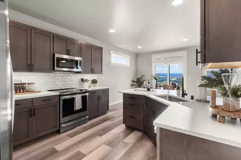 Kitchen - 130 Blantons Lp, Grandview, WA 98930 photo 1 of 4