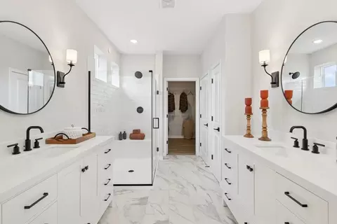 Bath - 831 Heritage Blvd, Delaware, OH 43015 photo 2 of 3