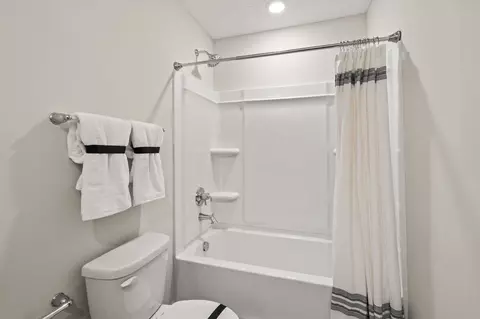 Bath - 206 Scorsese St, Springfield, OH 45505 photo 9 of 10