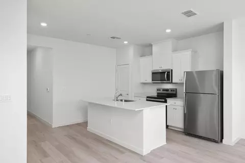 Kitchen - 632 Darlington Way, Patterson, CA 95363 photo 2 of 2