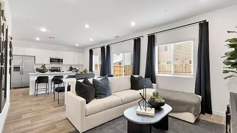 Living - 976 Braxstyn Way W, Madera, CA 93636 photo 1 of 2