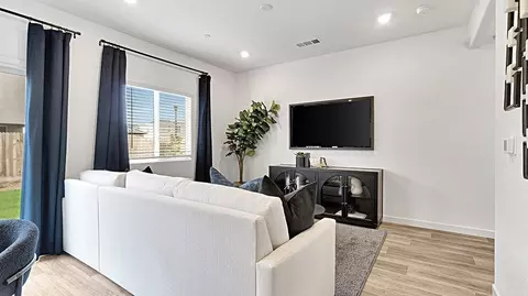 Living - 976 Braxstyn Way W, Madera, CA 93636 photo 2 of 2