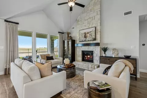 Living - 3141 Miller Rd, Midlothian, TX 76065 photo 1 of 2