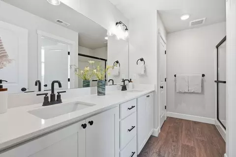 Bath - 61797 SE Camellia St, Bend, OR 97702 photo 2 of 5