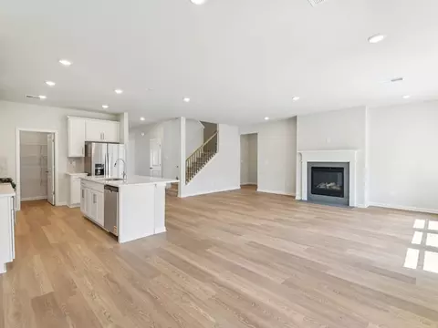 Living - 1297 Whitman Cir, Monroe, GA 30656 photo 5 of 8