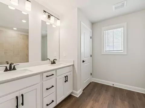 Bath - 1297 Whitman Cir, Monroe, GA 30656 photo 3 of 5