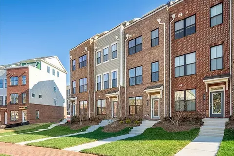 570 Harbor Side St, Woodbridge, VA 22191