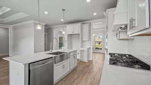 Kitchen - 324 Cornerstone Xing, Brandon, MS 39042 photo 2 of 4