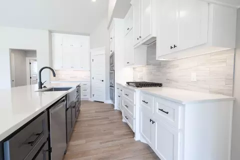 Kitchen - 9325 Cheek Ranch Rd, Yukon, OK 73099 photo 12 of 19