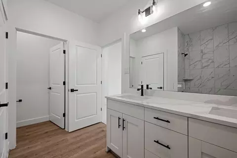 Bath - 1908 Greenbrier Ct, Rosenberg, TX 77471 photo 2 of 3