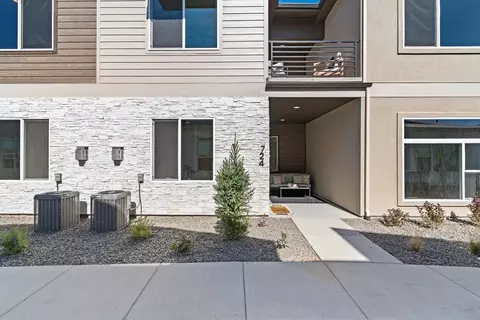 724 S Calhoun Ln, Star, ID 83669