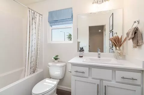 Bath - 8107 Crofton Way, Bakersfield, CA 93307 photo 3 of 5