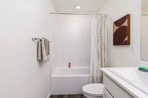 Bath - 8107 Crofton Way, Bakersfield, CA 93307 photo 2 of 5