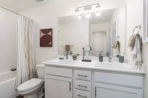 Bath - 8107 Crofton Way, Bakersfield, CA 93307 photo 1 of 5