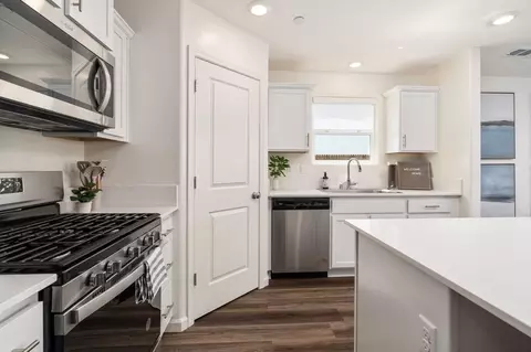 Kitchen - 8107 Crofton Way, Bakersfield, CA 93307 photo 3 of 4