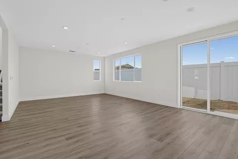 Living - 882 Shasta Ave, Ripon, CA 95366 photo 1 of 2