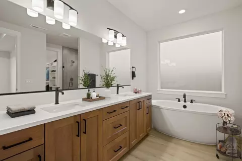 Bath - 1318 E Luna St, Newberg, OR 97132 photo 1 of 1