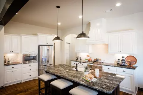 Kitchen - 16140 Tall Grass Dr, Moore, OK 73170 photo 5 of 7