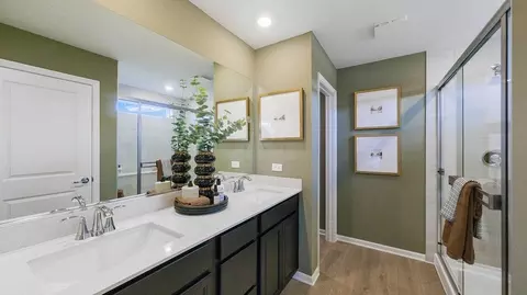 Bath - 621 Lismore Cir, Elgin, IL 60124 photo 1 of 2