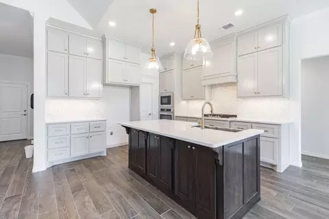 Kitchen - 932 Hydrangea Way, Edmond, OK 73034 photo 10 of 23