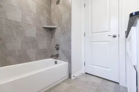 Bath - 932 Hydrangea Way, Edmond, OK 73034 photo 10 of 22