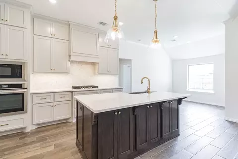 Kitchen - 932 Hydrangea Way, Edmond, OK 73034 photo 13 of 22