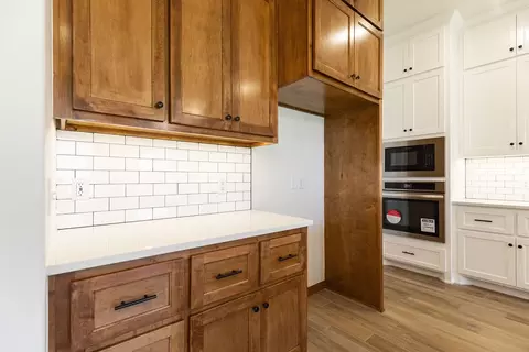 Kitchen - 932 Hydrangea Way, Edmond, OK 73034 photo 3 of 22