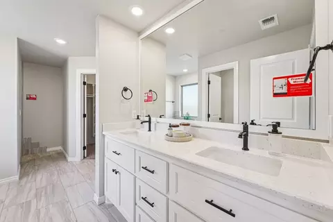 Bath - 932 Hydrangea Way, Edmond, OK 73034 photo 3 of 20