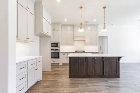 Kitchen - 932 Hydrangea Way, Edmond, OK 73034 photo 7 of 19