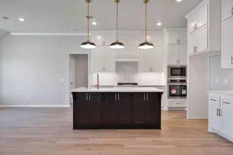 Kitchen - 932 Hydrangea Way, Edmond, OK 73034 photo 14 of 22